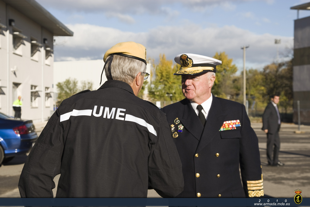 El Almirante Jefe de Estado Mayor de la Armada es recibido por el Jefe de la UME, teniente general Emilio Roldán